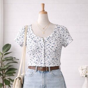 🎅 3/$15 SALE Aeropostale Blue and White Floral Shrunken Tee Blue S